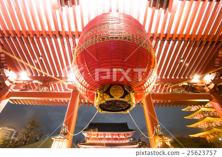 Kaminarimon, People pray for New Year Kaminarimon, People pray for New Year 25623757