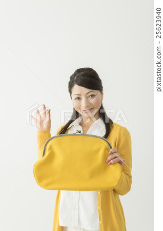 Middle housewife who brings an OK sign with a wallet 25623940