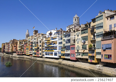 Girona picturesque town with Colorful houses Girona picturesque town with Colorful houses 25627407