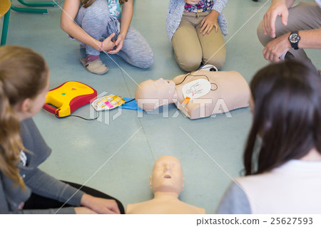 First aid resuscitation course using AED. 25627593