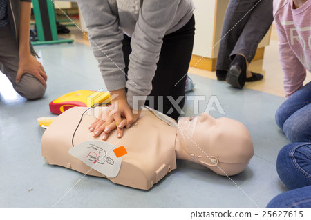 First aid resuscitation course using AED. 25627615