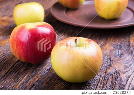 apple on a wooden table 25628274