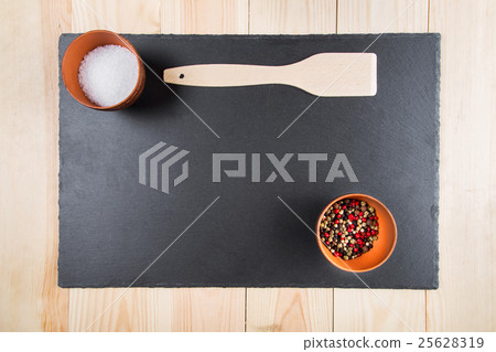 spices and a wooden spatula on a blackboard, spices and a wooden spatula on a blackboard, 25628319
