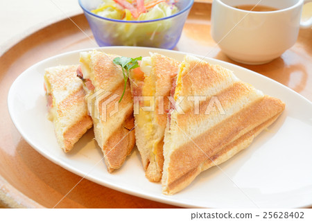 Delicious hot sandwich 25628402