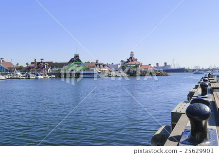 從彩虹港口杉木大道碼頭看見的海岸線村莊在加利福尼亞長灘 從彩虹港口杉木大道碼頭看見的海岸線村莊在加利福尼亞長灘 25629901