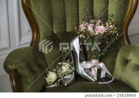 Bridal bouquet, wedding flowers on the chair 25629909