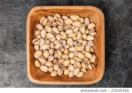 Pistachios top view 25630368