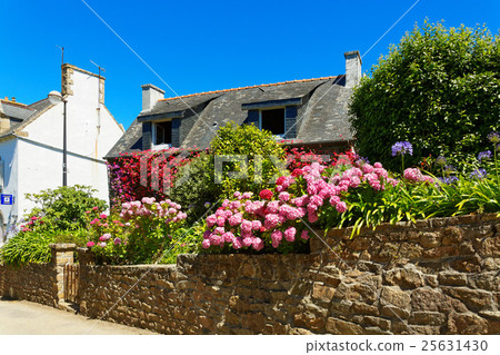 布萊爾島上的石屋和彩色花壇 25631430