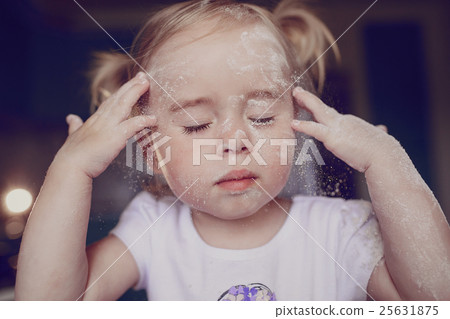 beautiful little girl 25631875