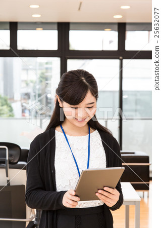 在設計辦公室工作的女人 在設計辦公室工作的女人 25632077