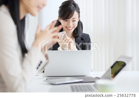 Business scene · 2 women Business scene · 2 women 25632778