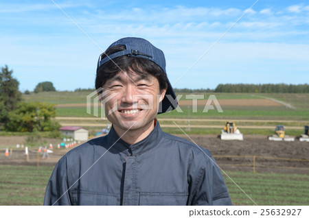 Field and man 25632927