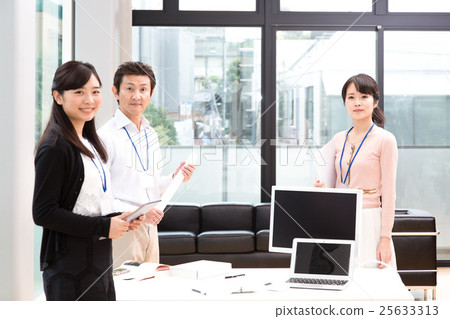 在設計辦公室工作的人 在設計辦公室工作的人 25633313