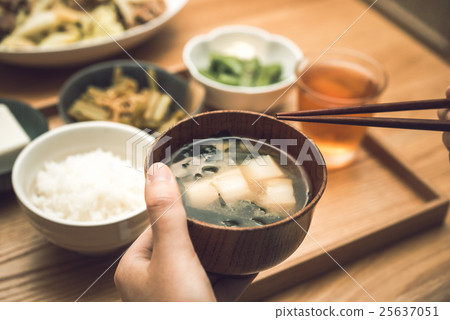 餐 25637051