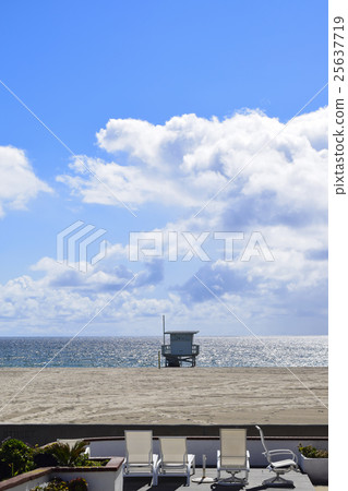 Hermosa Beach The house and the lifeguard monitoring tower facing the sea 25637719