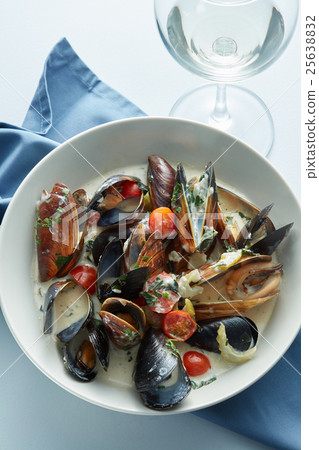 Delicious mussels with sauce Delicious mussels with sauce 25638832