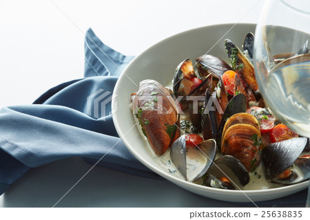 Mussel with white wine sauce and french frie 25638835