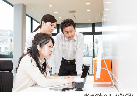 在設計辦公室工作的人 在設計辦公室工作的人 25639425