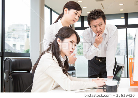 在設計辦公室工作的人 在設計辦公室工作的人 25639426
