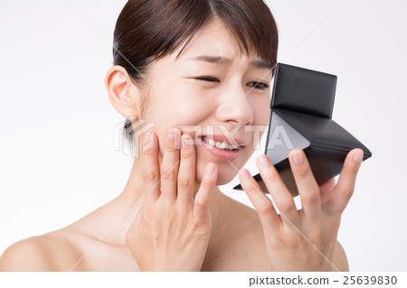 Women suffering from troubles in the mouth 25639830