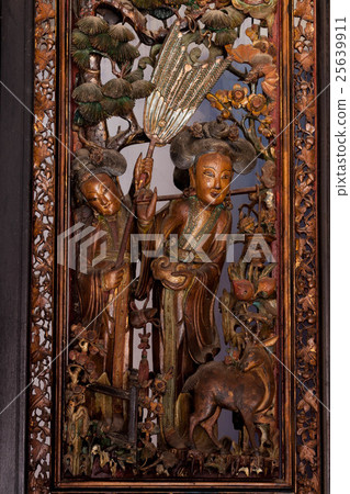 Watermark carving carved with a woman with Japanese hair tied to the Chaozhou hall built in Hoi An, Vietnam as a motif Watermark carving carved with a woman with Japanese hair tied to the Chaozhou hall built in Hoi An, Vietnam as a motif 25639911