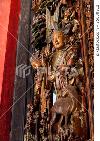 Watermark carving carved with a woman with Japanese hair tied to the Chaozhou hall built in Hoi An, Vietnam as a motif Watermark carving carved with a woman with Japanese hair tied to the Chaozhou hall built in Hoi An, Vietnam as a motif 25639912