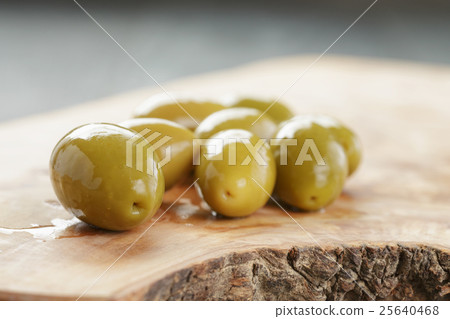 green huge olives on wood table green huge olives on wood table 25640468