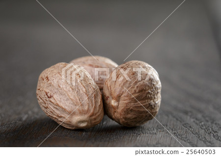 whole nutmegs on oak table, rustic whole nutmegs on oak table, rustic 25640503