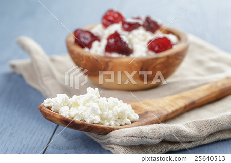 cottage cheese with preserved strawberry on blue table, cottage cheese with preserved strawberry on blue table, 25640513