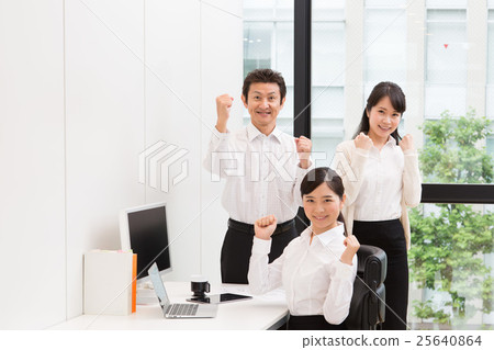 年輕女性僱員在辦公室擺在和編組工作者 25640864