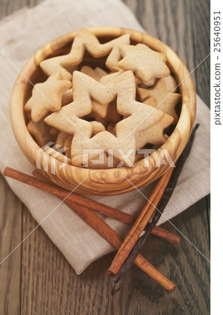 classic star cookies in wood bowl on wooden table classic star cookies in wood bowl on wooden table 25640951