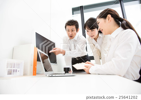 建築公司工作人員考慮住房 建築公司工作人員考慮住房 25641202