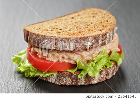 rye bread sandwich with tuna and vegetables 25641543