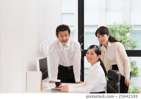 Young female employees and bright bosses in a bright office Young female employees and bright bosses in a bright office 25642193