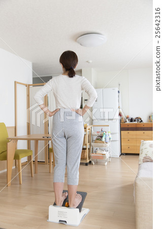 女人伸展 25642316