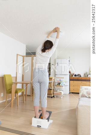 女人伸展 25642317