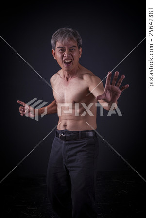 asian man actiing chinese kungfu fighting 25642881