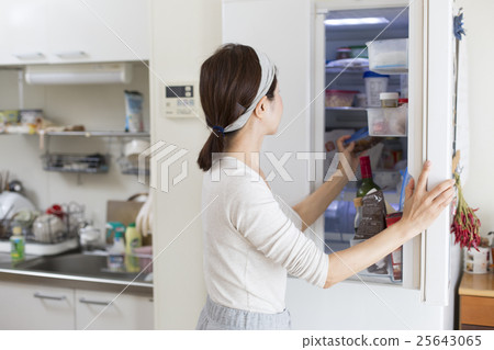 Housewife opening refrigerator Housewife opening refrigerator 25643065