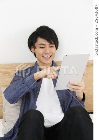 使用平板電腦的年輕人 25643087