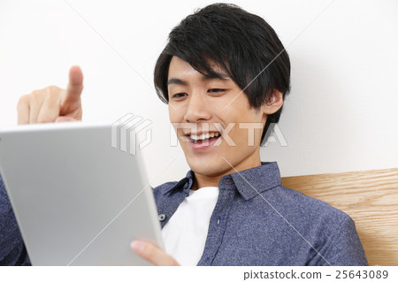 使用平板電腦的年輕人 使用平板電腦的年輕人 25643089