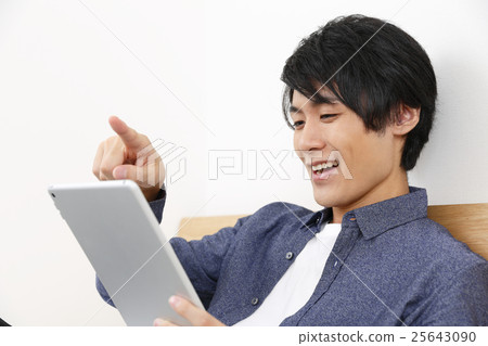 使用平板電腦的年輕人 25643090