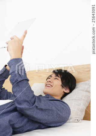 使用平板電腦的年輕人 25643091