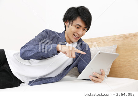 使用平板電腦的年輕人 25643092