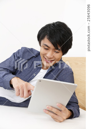 使用平板電腦的年輕人 25643096
