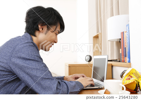 使用筆記本電腦的人 25643280