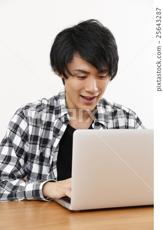 使用筆記本電腦的人 使用筆記本電腦的人 25643287