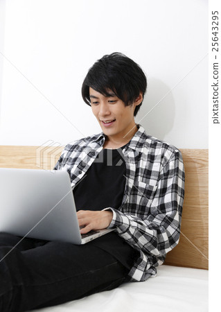 使用筆記本電腦的人 25643295