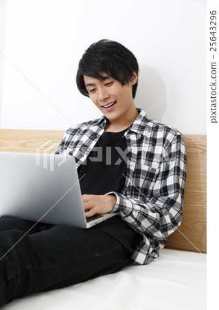 使用筆記本電腦的人 25643296