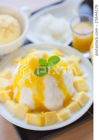 Delicious vanilla ice cream with fresh mango Delicious vanilla ice cream with fresh mango 25644276