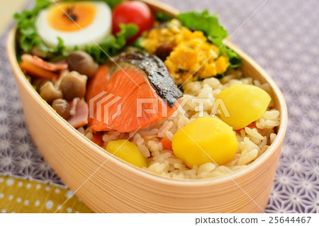 Autumn taste lunch box Chestnut rice and salmon lunch box 25644467